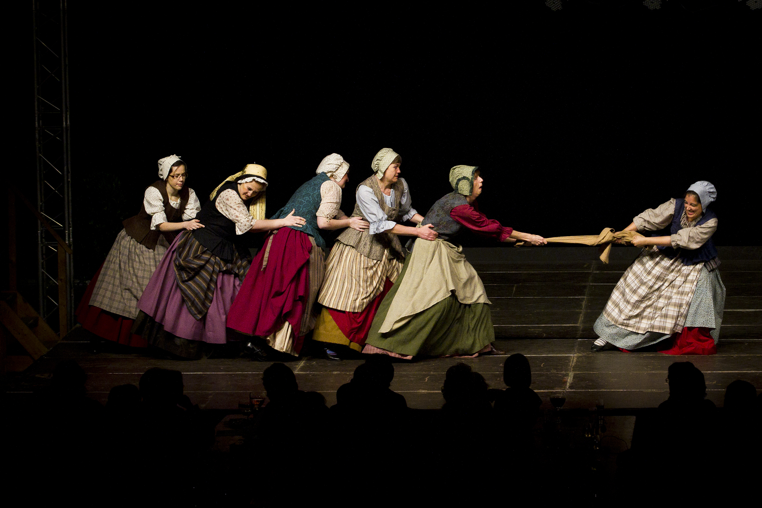 Reuzegomvrouwen in actie tijdens de dans "de broekvent".