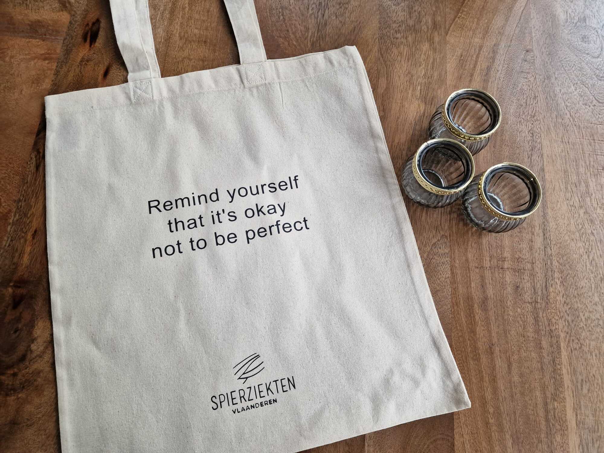 Totebag wit met quote: Remind Yourself that it's okay not to be perfect.