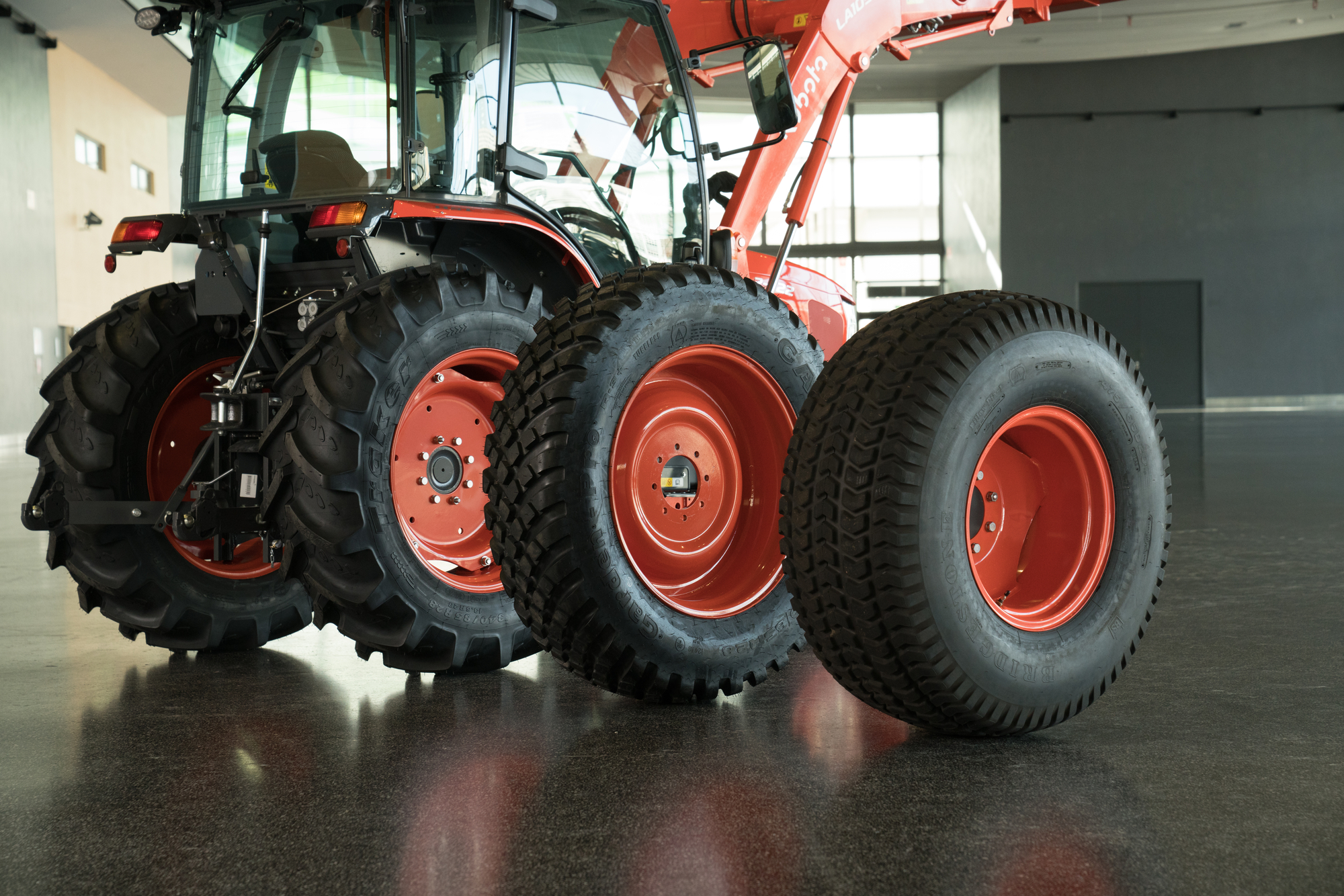 Industriebanden Voor:250/75R16 Achter:360/80R24