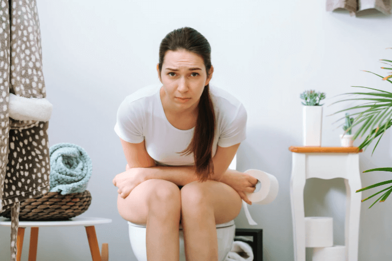 Vrouw op het toilet