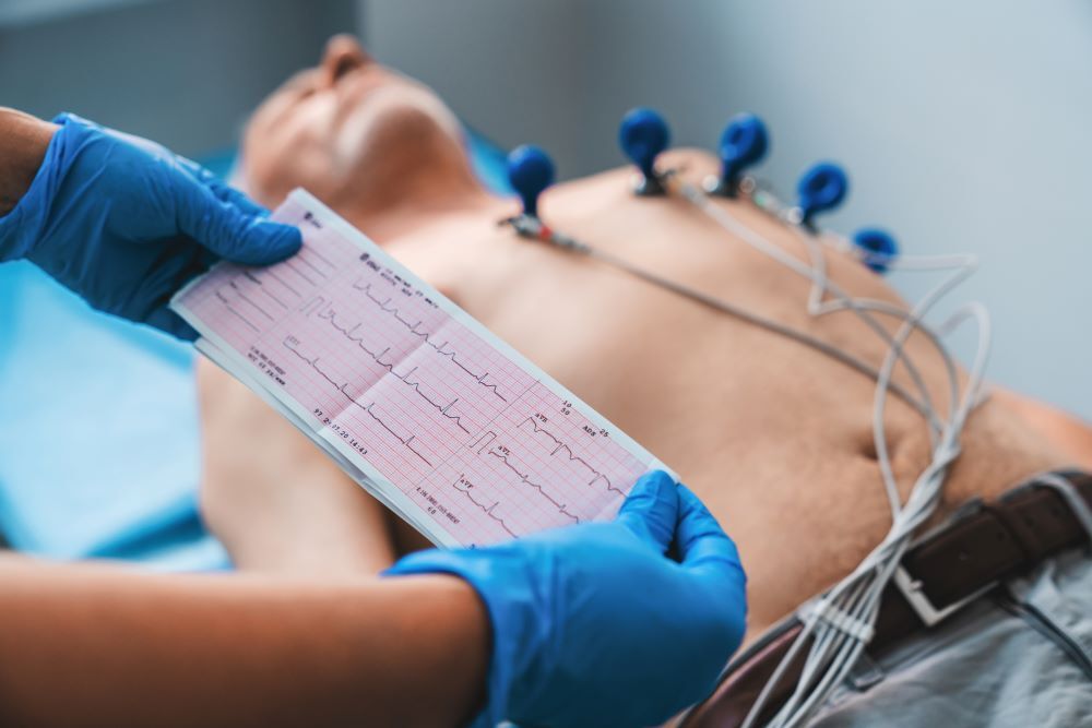 Om een ECG te maken, worden er elektroden geplaatst op de polsen, de enkels en de linkerkant van de borstkas.