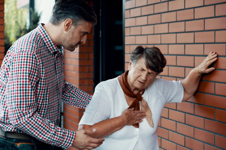 Meestal veroorzaakt een hartaanval een pijnlijk gevoel op je borst. Vrouwen en mensen ouder dan 75 hebben vaak andere klachten.