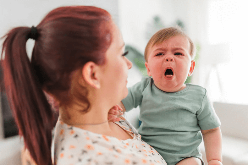 Moeder met hoestende baby