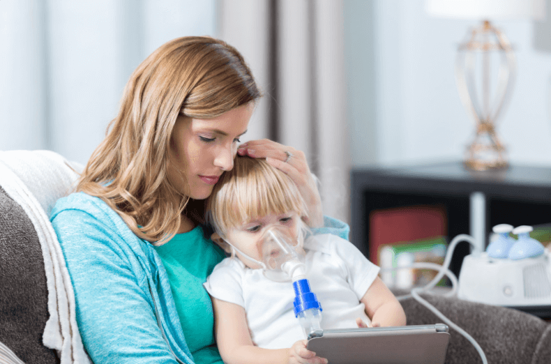 Kind met aerosoltoestel