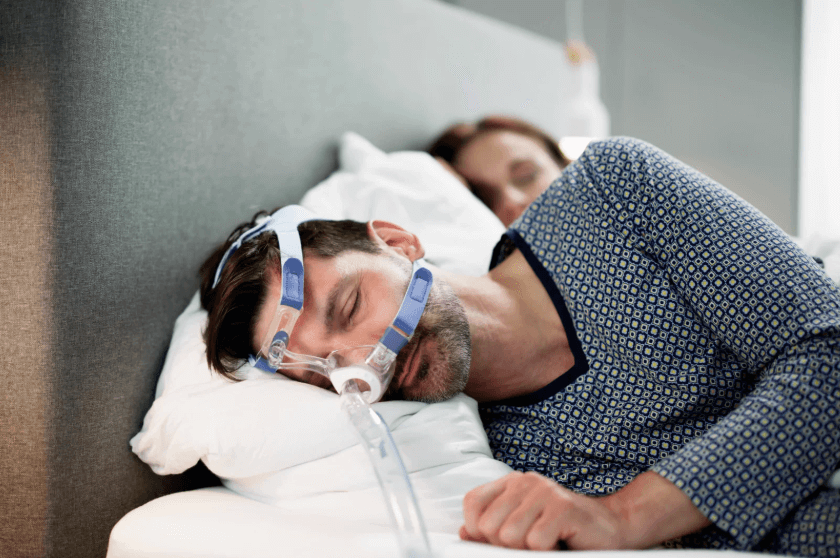 Bij obstructieve slaapapneu stopt je ademhaling herhaaldelijk tijdens je slaap. Een CPAP-toestel helpt om je luchtweg open te houden.