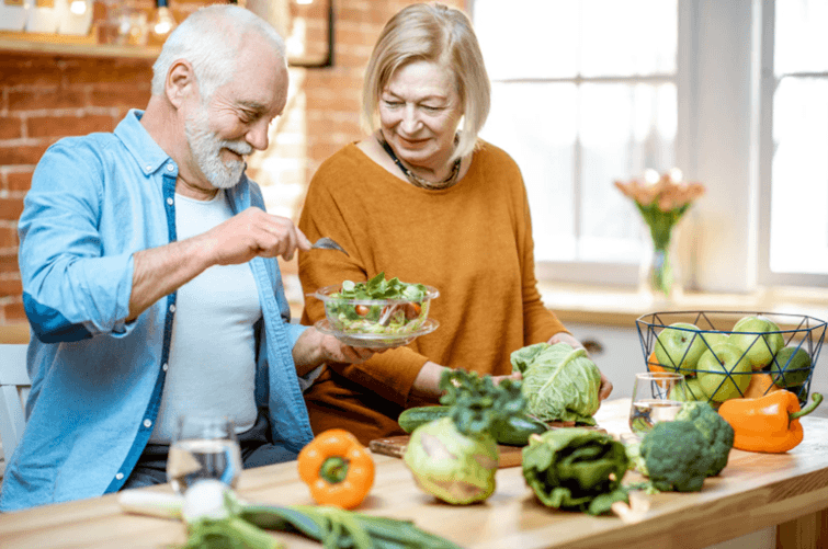Ouder koppel is gezond aan het koken