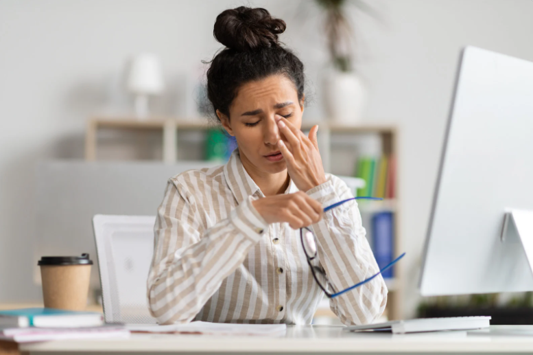 Vrouw wrijft in droge ogen.